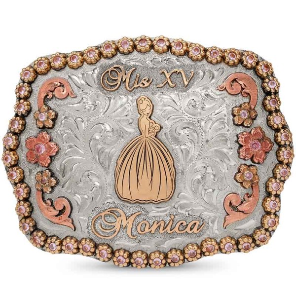 Celebra tus Quince con la hebilla "Los Ángeles". Una hermosa hebilla hecha en base de alpaca, grabada a mano con elementos de cobre que le confieren un toque femenino y delicado. Personalízala con tu nombre y elige el color de las circonias.